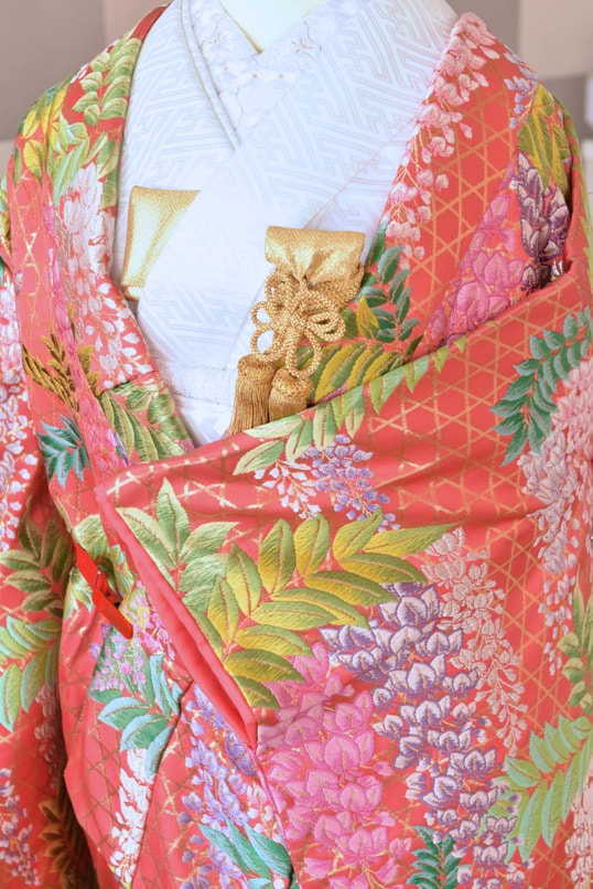ピンク色の色打掛を花嫁が着ている写真