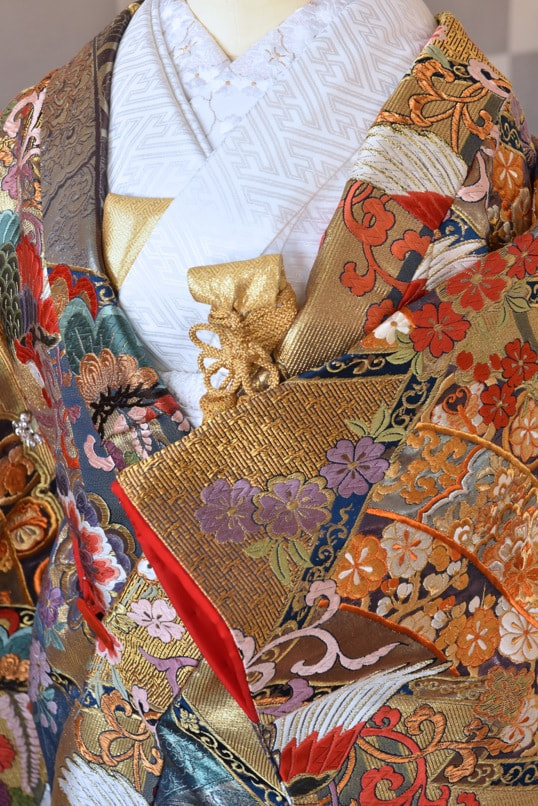 金色の色打掛を花嫁が着ている写真