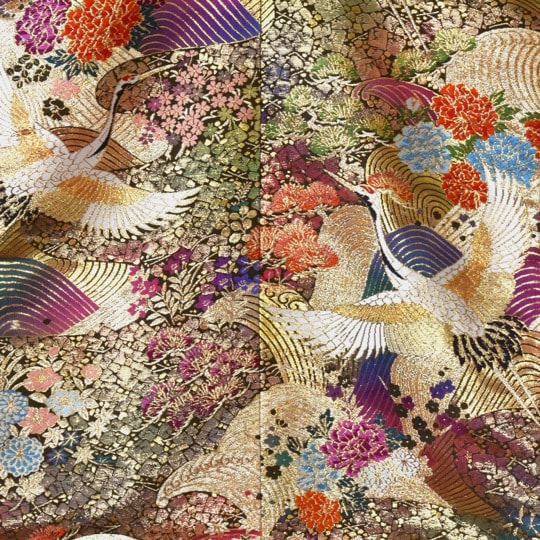 金色の色打掛を花嫁が着ている写真