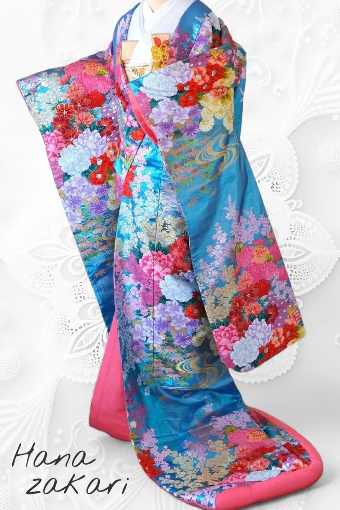 神社での結婚式用の豪華で美しい水色と花の色打掛レンタル