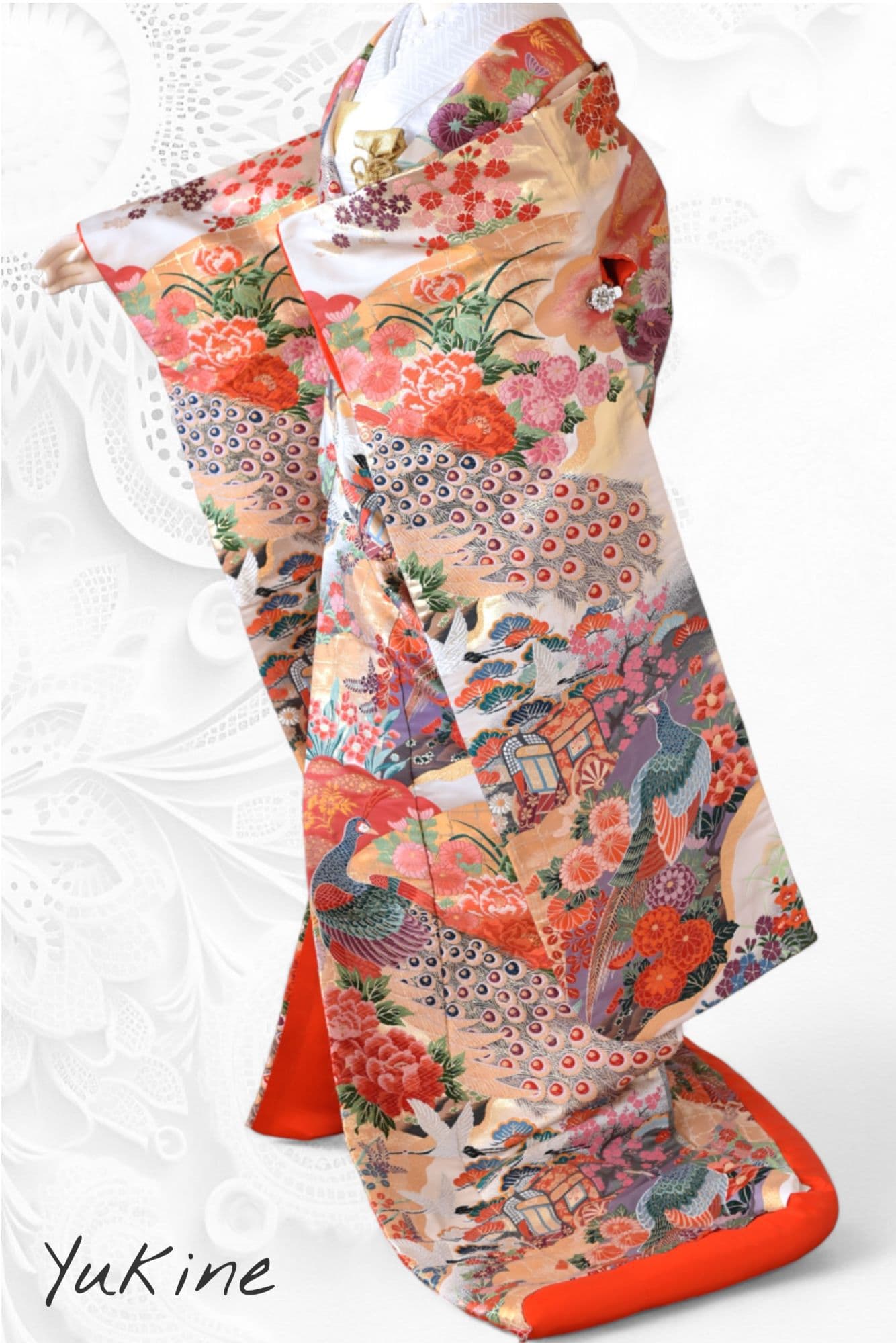 豪華で美しい赤い色打掛