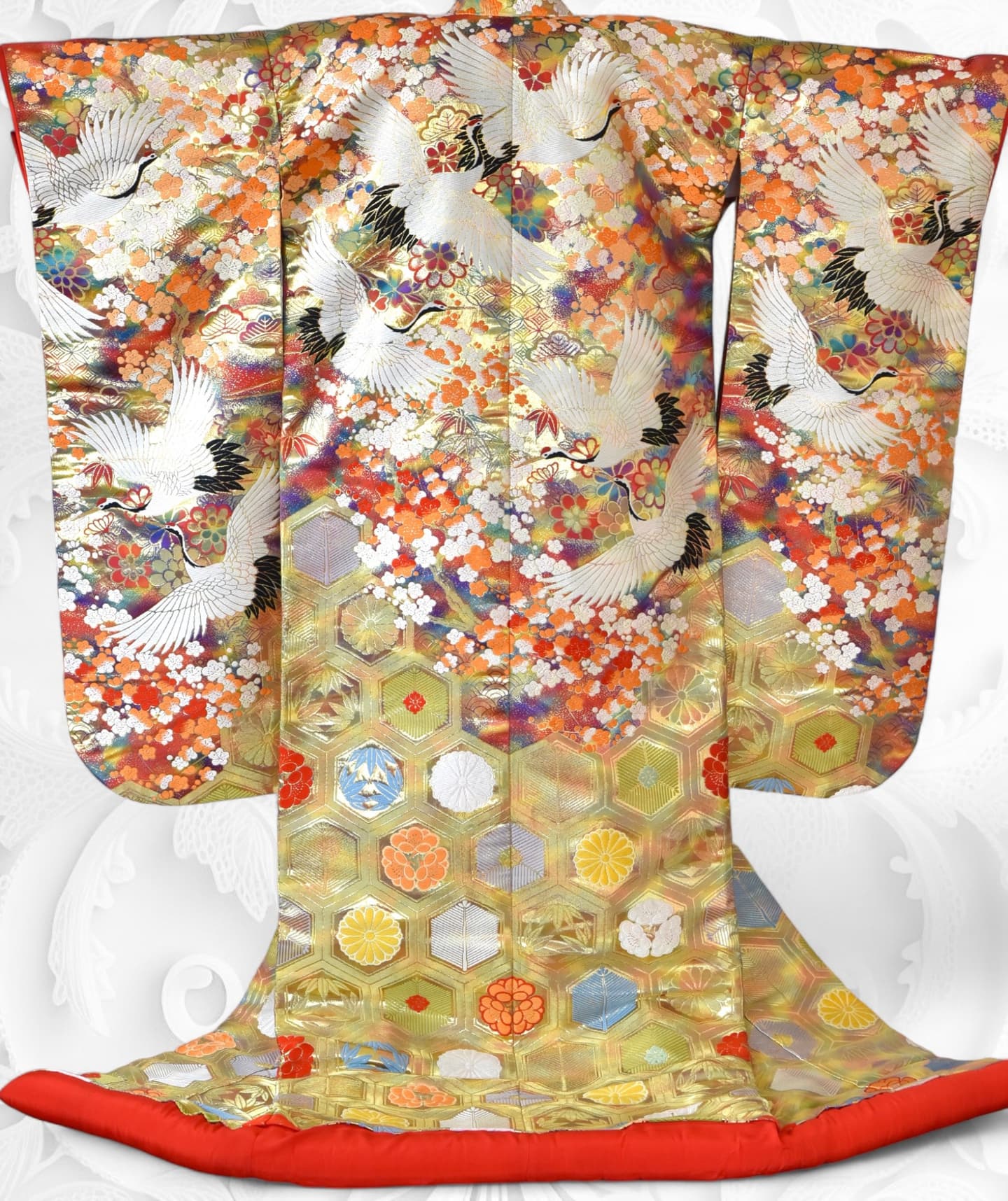 金の色打掛を花嫁が着ている写真