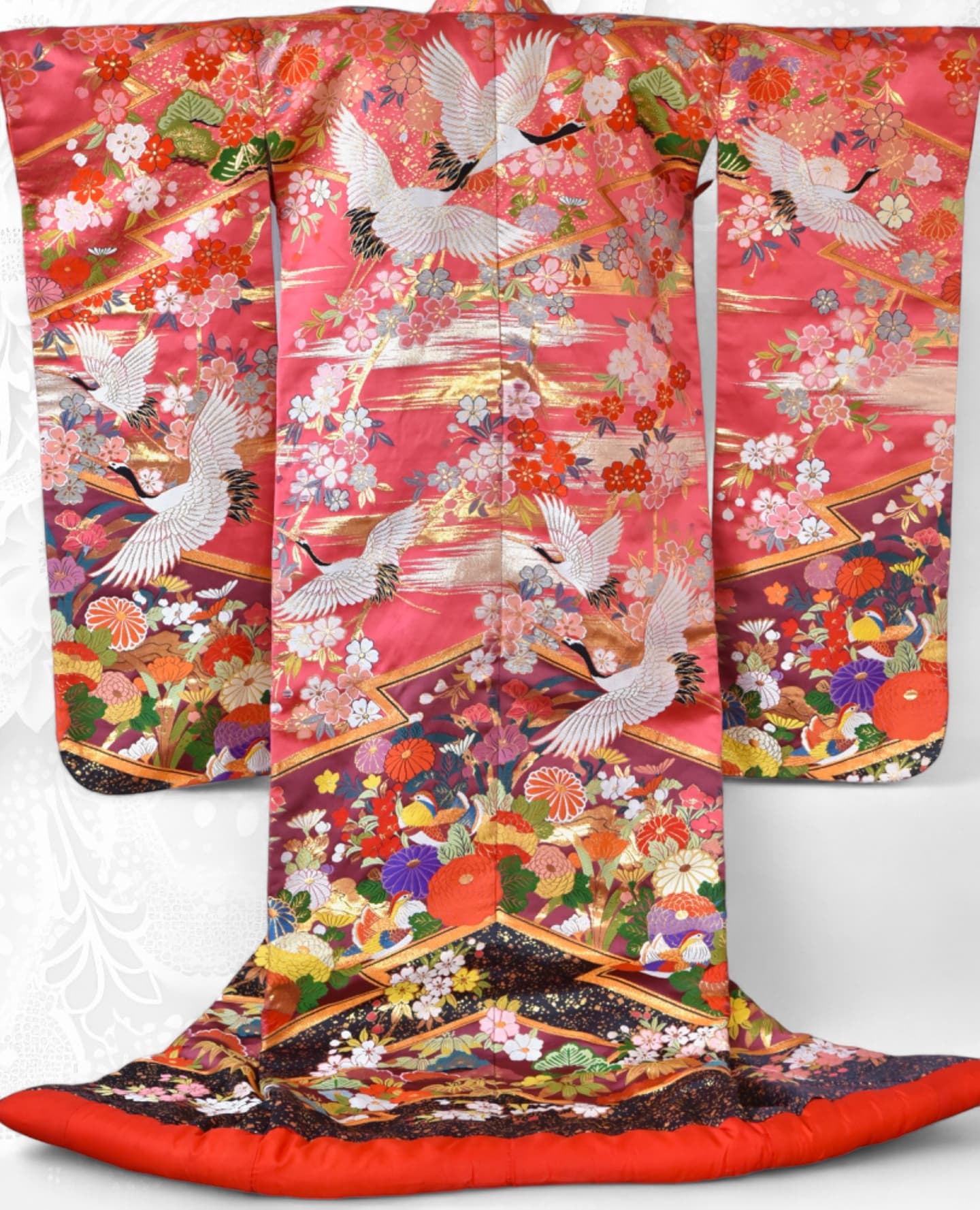 ピンク色の色打掛を花嫁が着ている写真