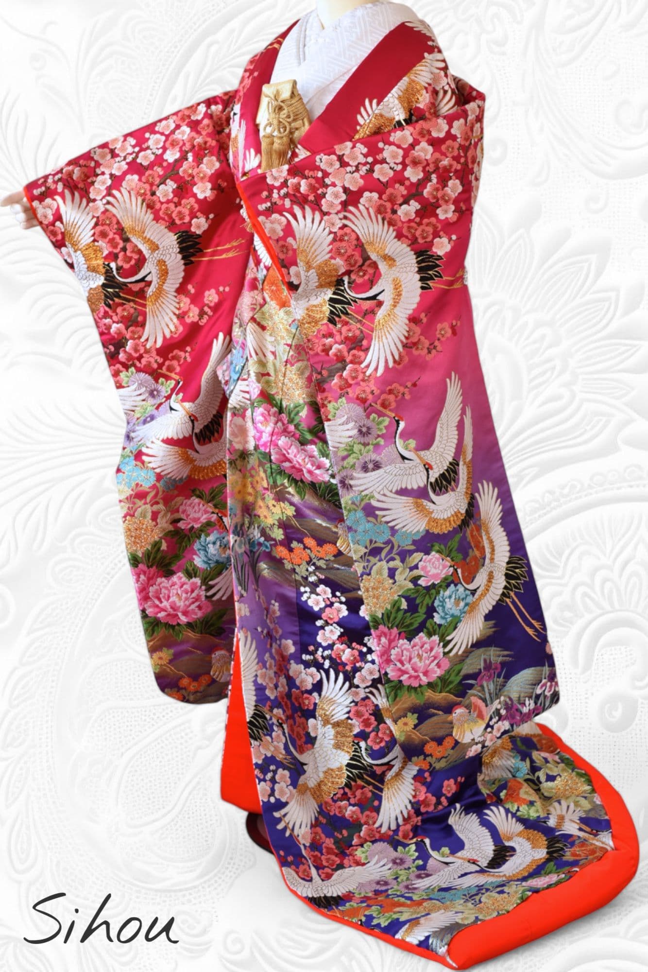 ピンク色打の豪華美しい色打掛を着た花嫁