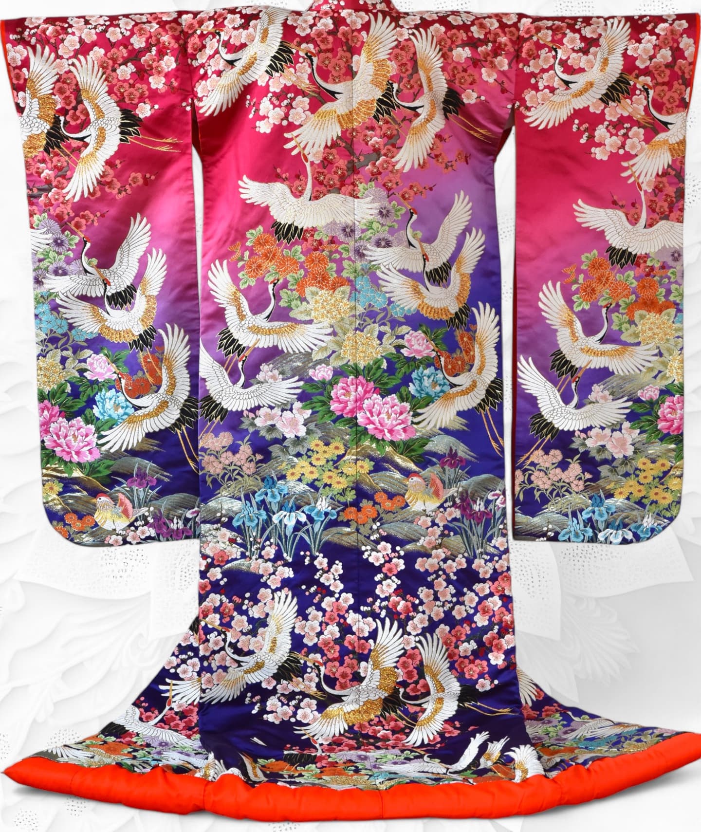 ピンク色打の豪華美しい色打掛を着た花嫁