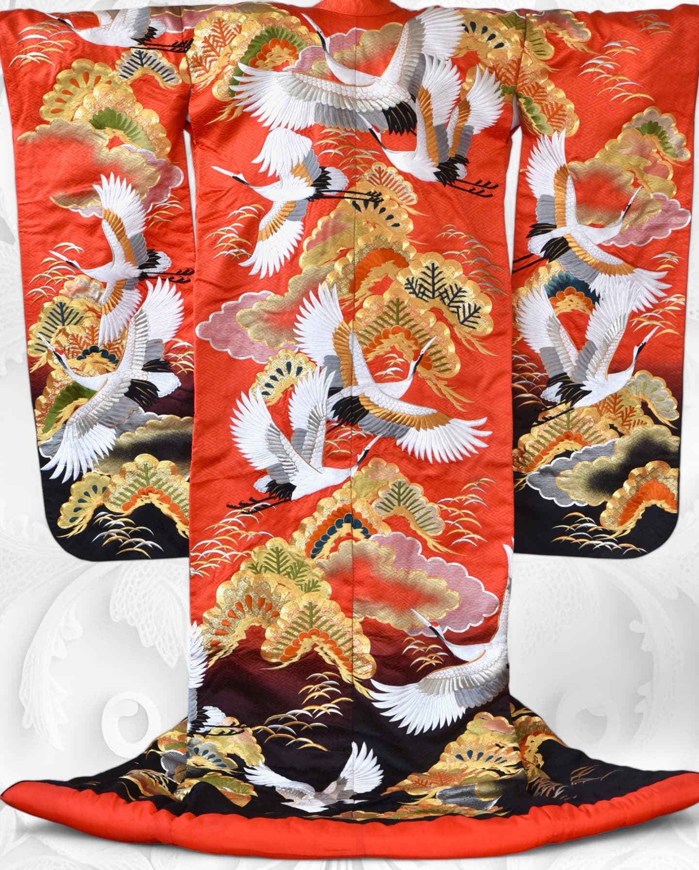 赤色と黒色の色打掛を花嫁が着ている写真