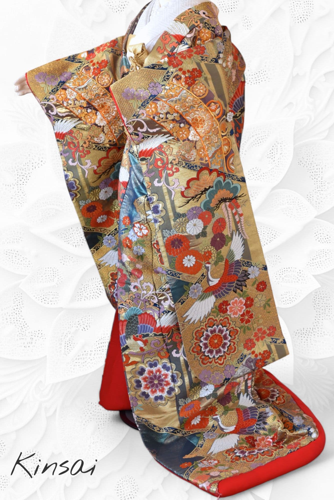 金色の色打掛を花嫁が着ている写真