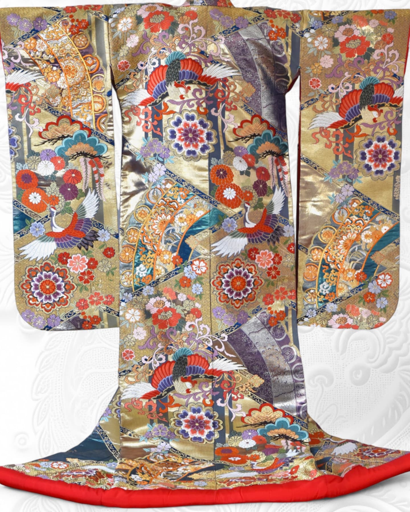 金色の色打掛を花嫁が着ている写真