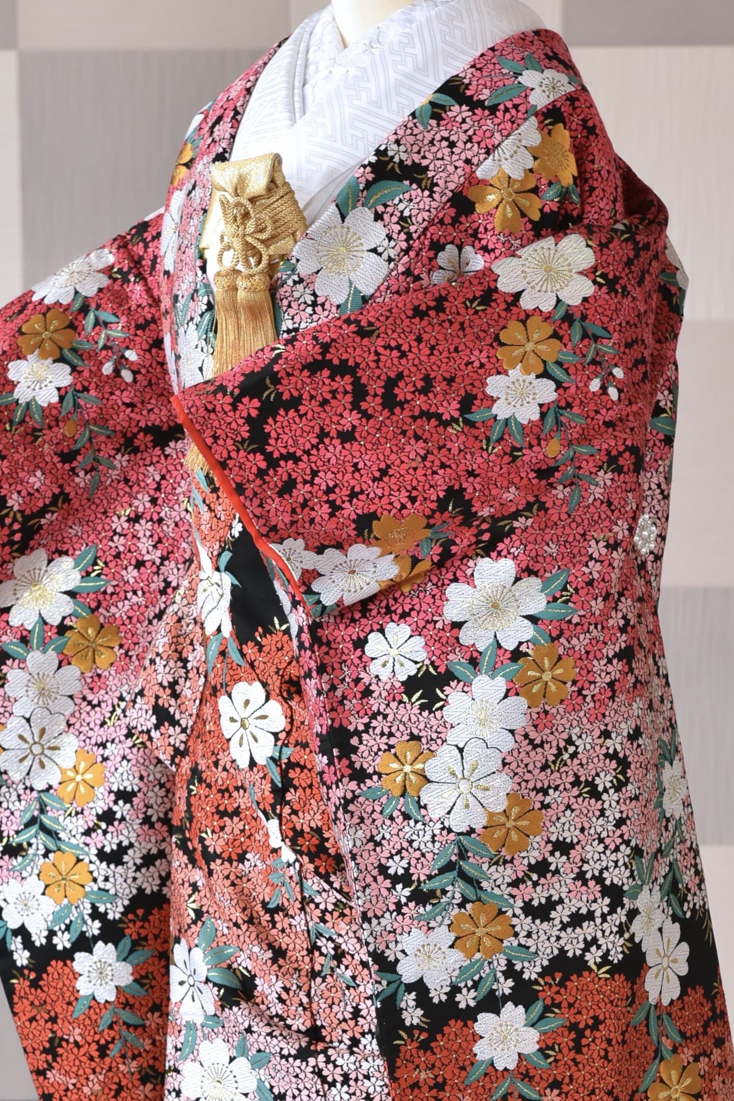 黒とピンク色の色打掛を花嫁が着ている写真