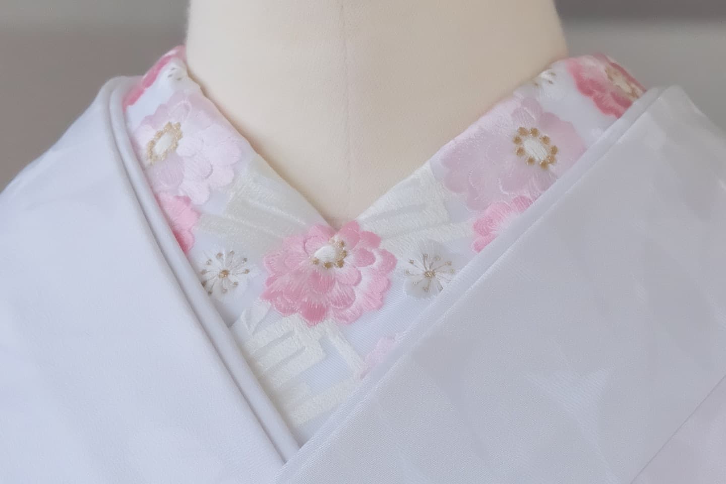 色打掛けと白無垢の柄あり襟