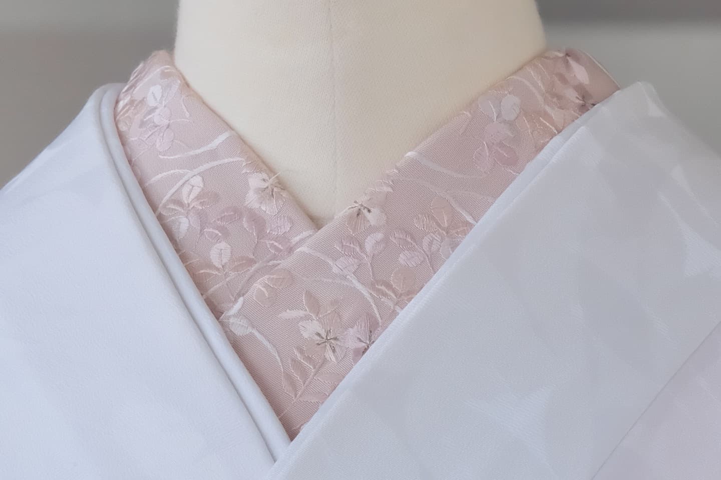 色打掛けと白無垢の柄あり襟