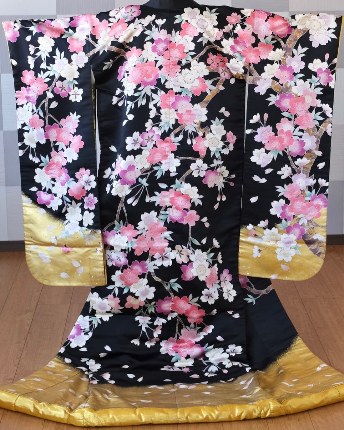 桂由美UMIKATURAの豪華で美しい黒と金の桜色打掛レンタル