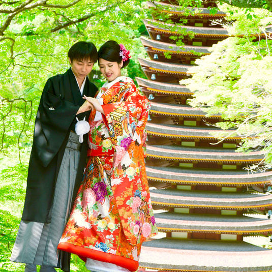 日本の結婚式の赤色の色打掛けの写真