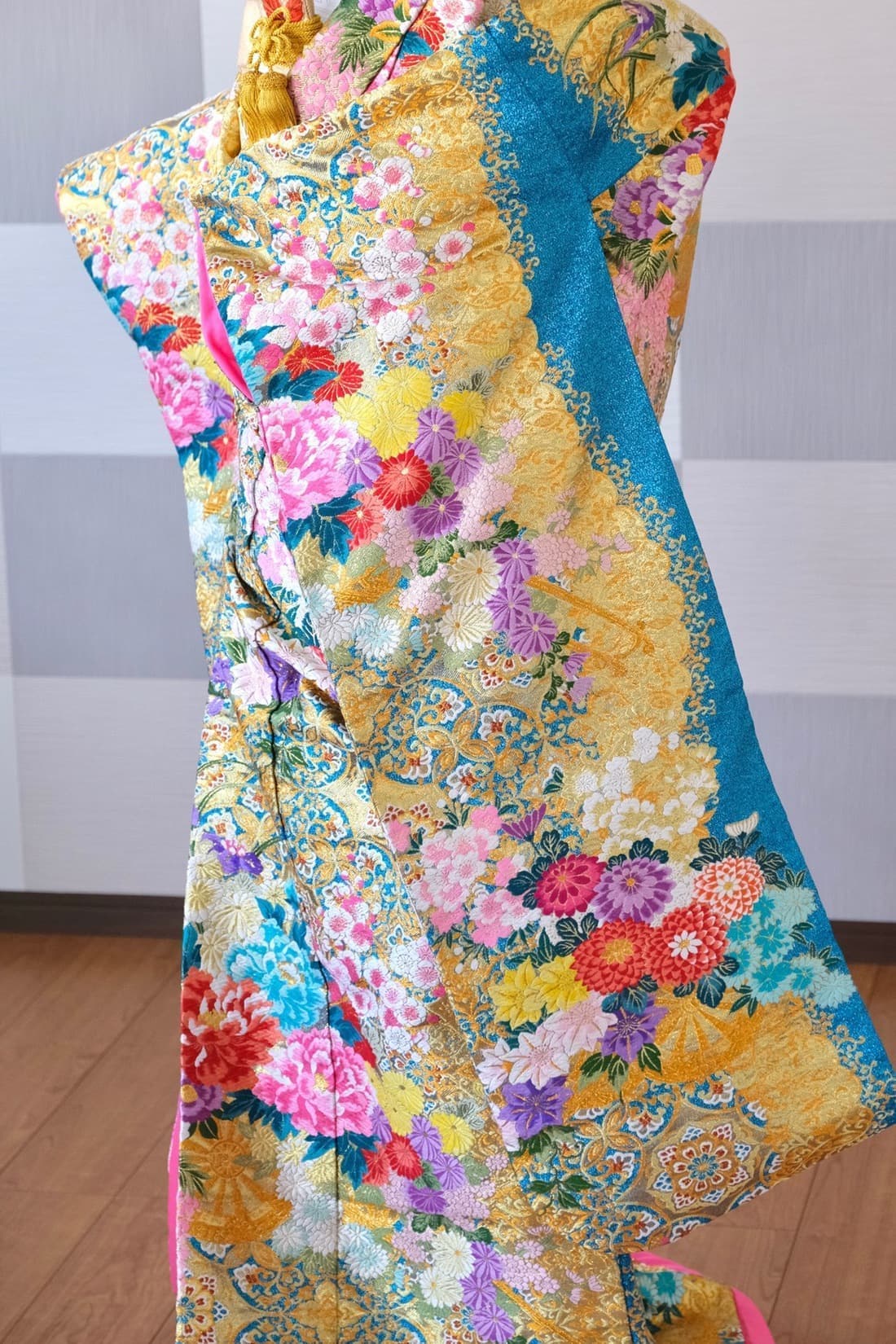 神前式や前撮り用の豪華で美しい水色と花の色打掛レンタル