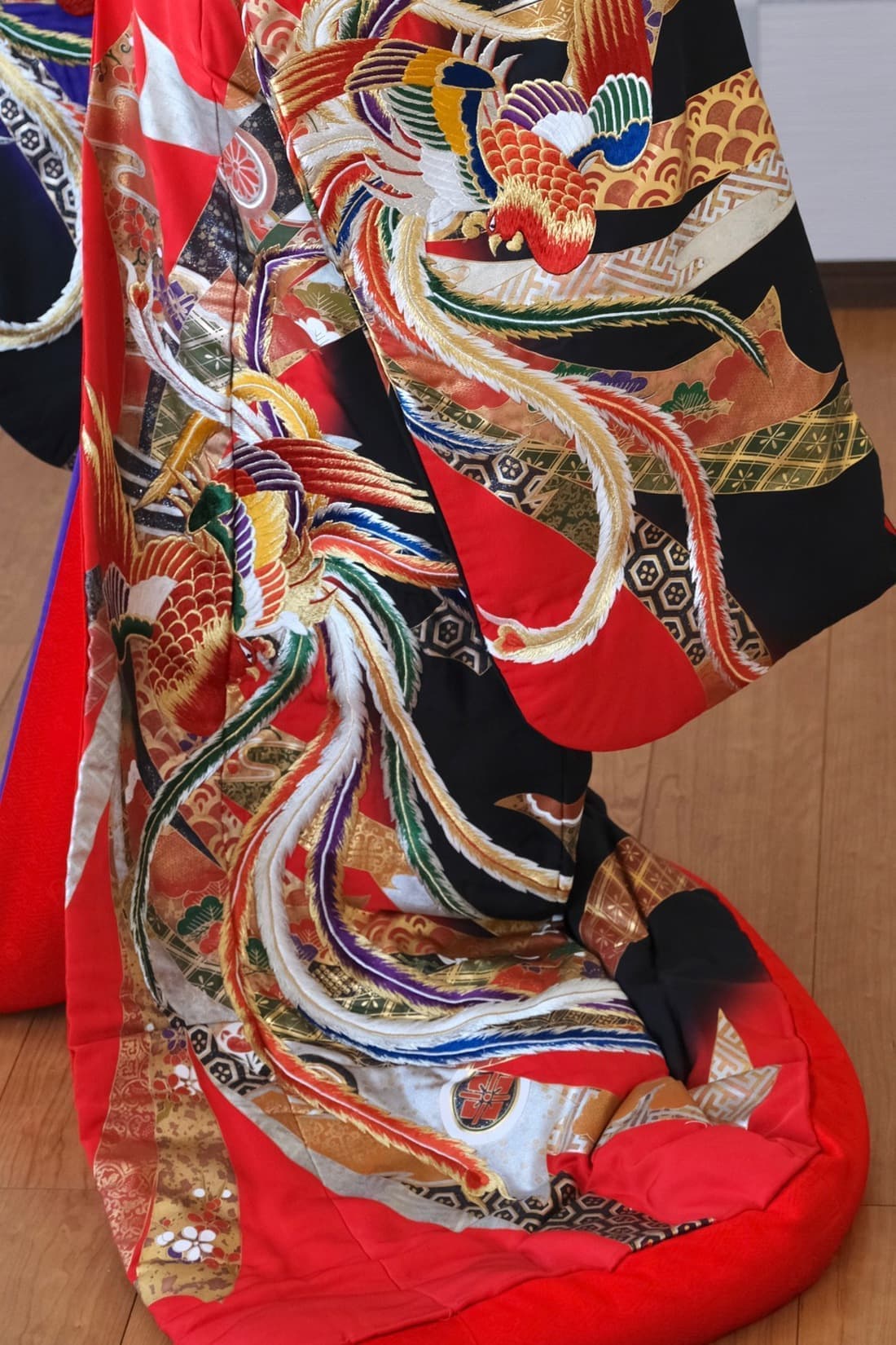 桂由美YUMIKATURAの黒と青紫と赤の鳳凰打掛結婚式前撮りレンタル