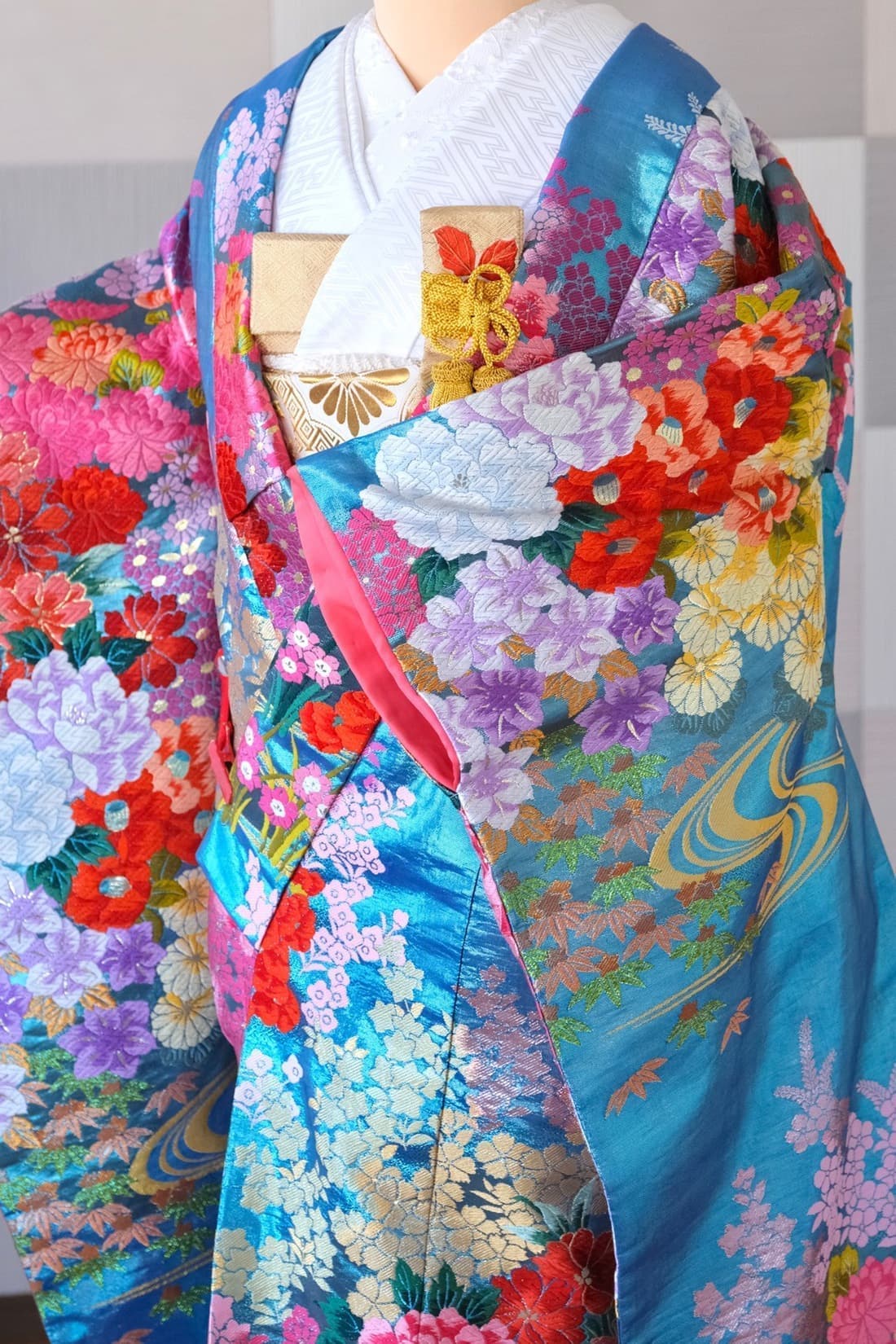 神社での結婚式用の豪華で美しい水色と花の色打掛レンタル