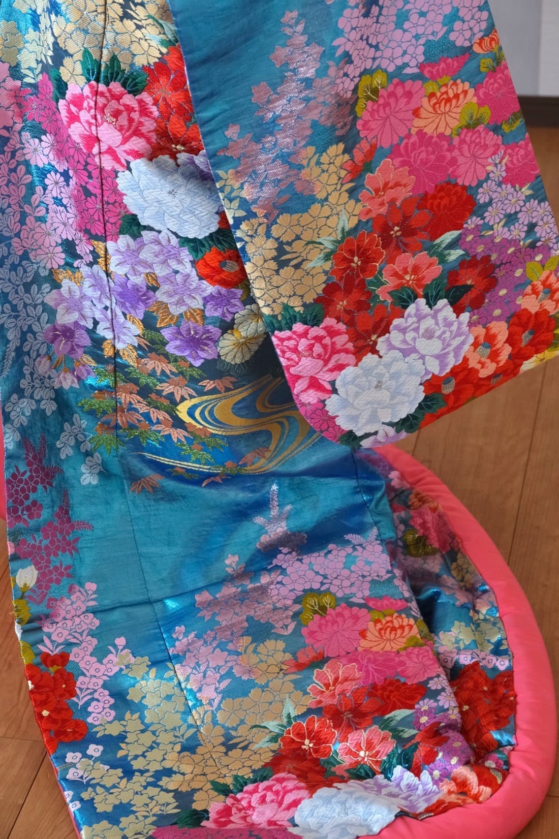 神社での結婚式用の豪華で美しい水色と花の色打掛レンタル