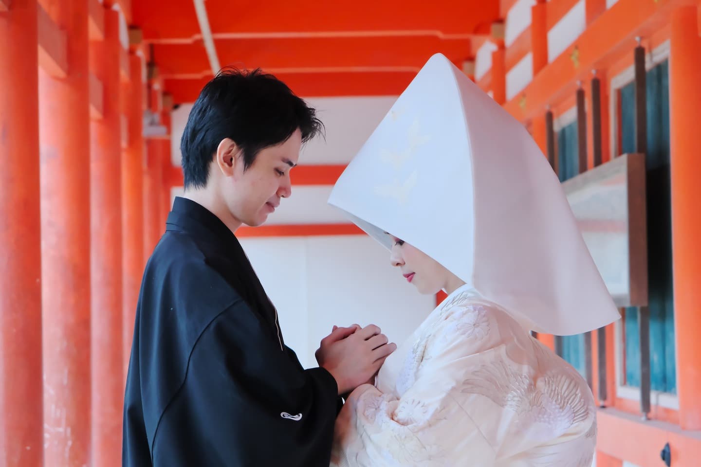 かつらで綿帽子の白無垢写真