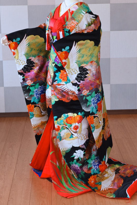 引き振袖を掛下にして打掛を重ねた豪華アレンジの衣装写真