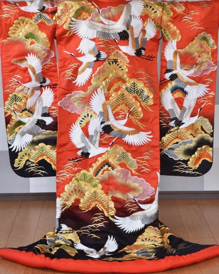 神社での結婚式用の赤と黒のかわいい色打掛豪華美しいレンタルピンク