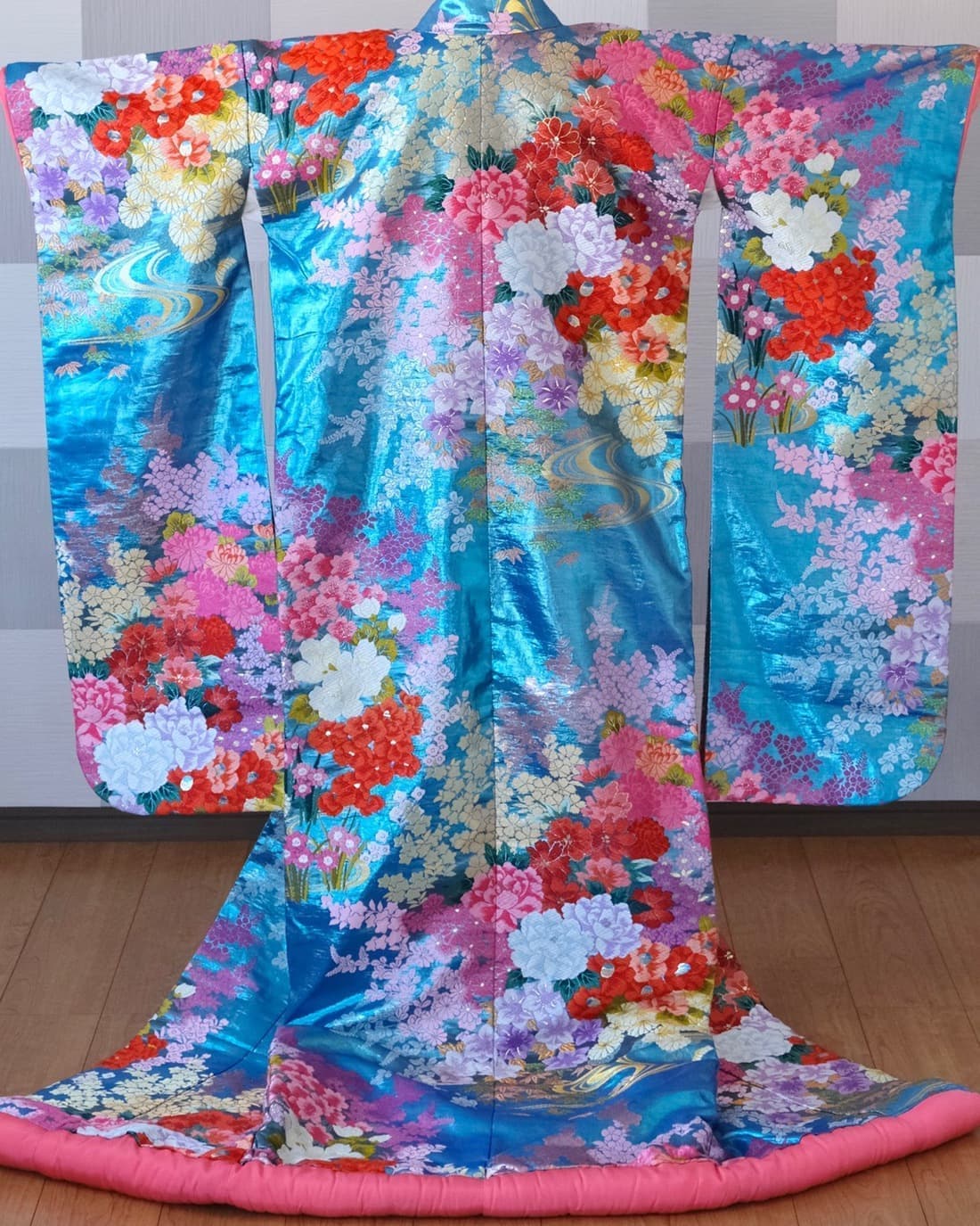 神社での結婚式用の豪華で美しい水色と花の色打掛レンタル