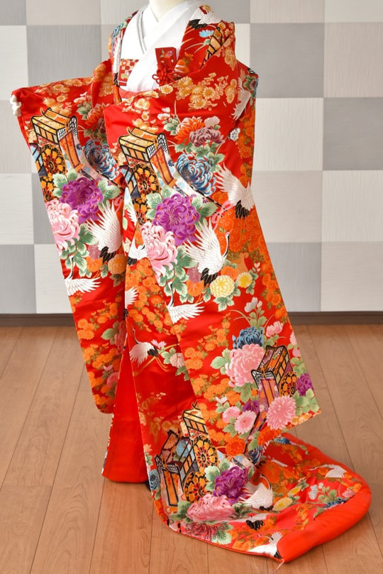 日本の結婚式の赤色の色打掛けの写真