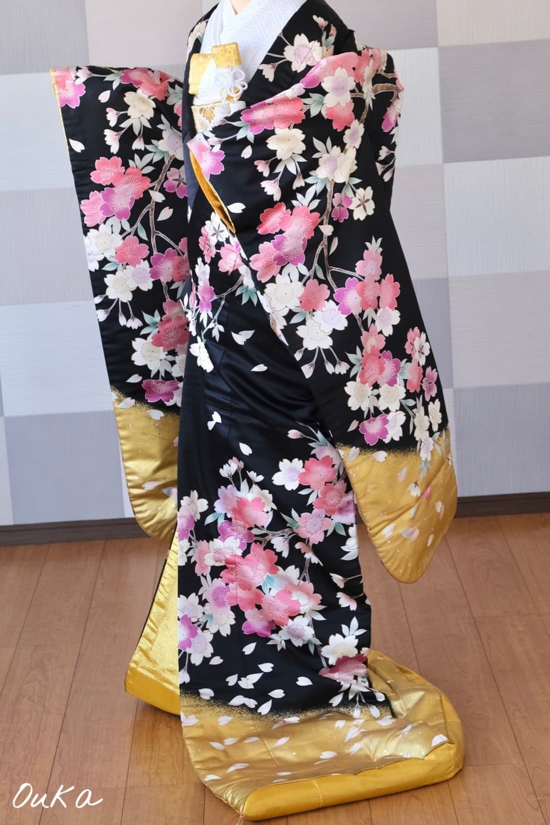 桂由美UMIKATURAの黒金と桜の色打掛結婚式前撮りレンタル