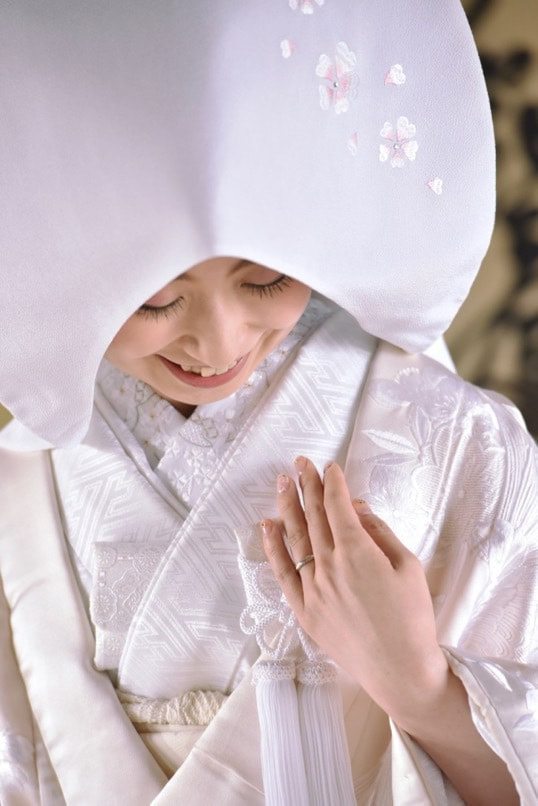 日本の結婚式の豪華な白無垢と綿帽子衣装の写真