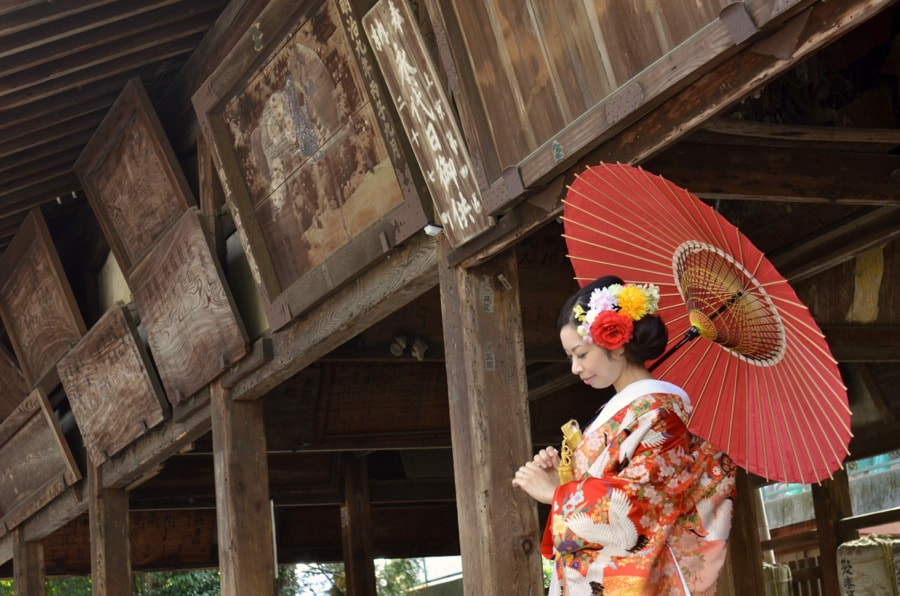 秋の紅葉の時期に京都で撮った結婚式の前撮りとしての和装でロケーションフォトの新郎新婦の写真