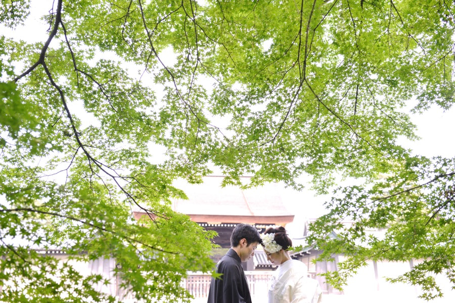 京都御苑で和装で洋髪髪型ヘアスタイルの写真