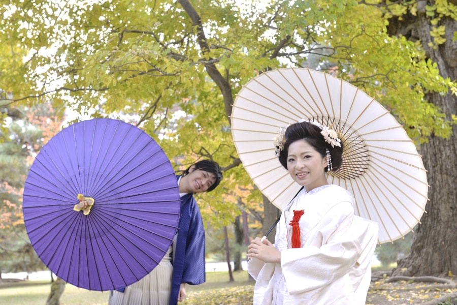 京都御苑で和装で洋髪髪型ヘアスタイルの写真