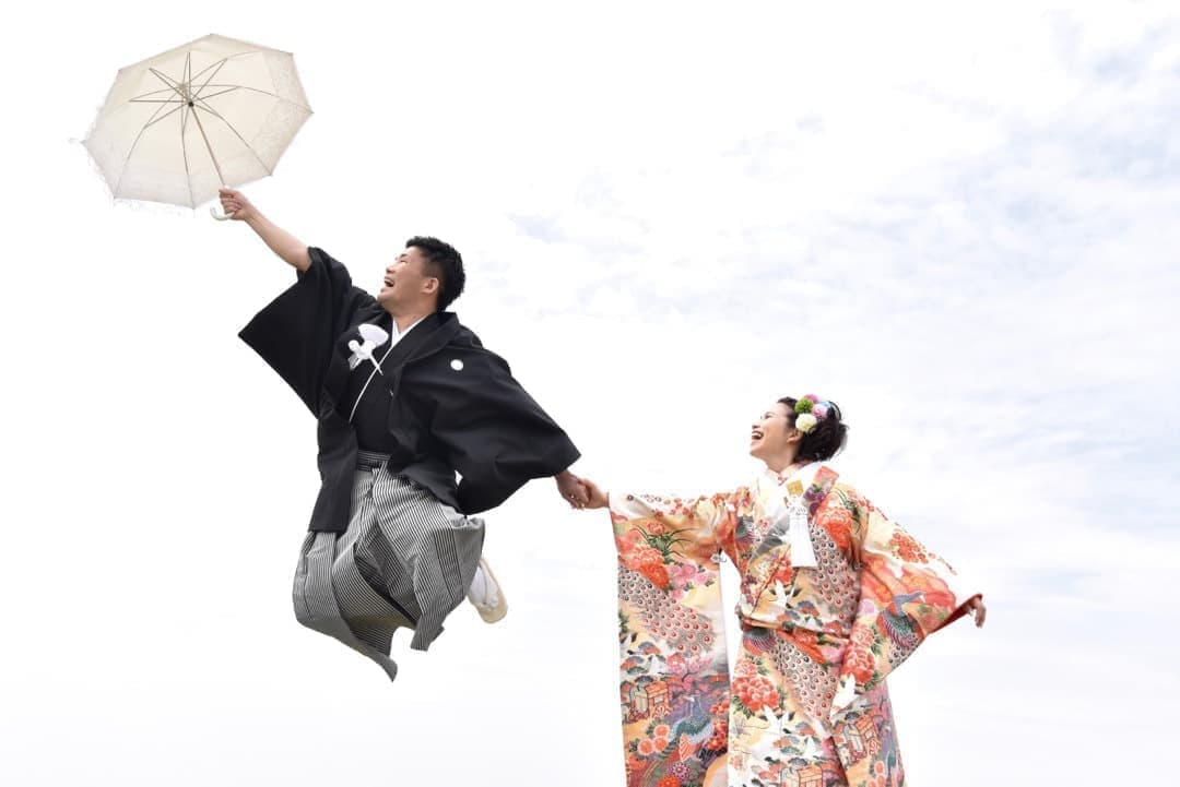 奈良公園の若草山で前撮りの新郎新婦の写真