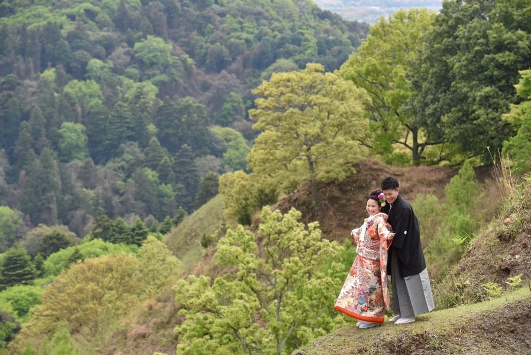 奈良公園の若草山で前撮りの新郎新婦の写真