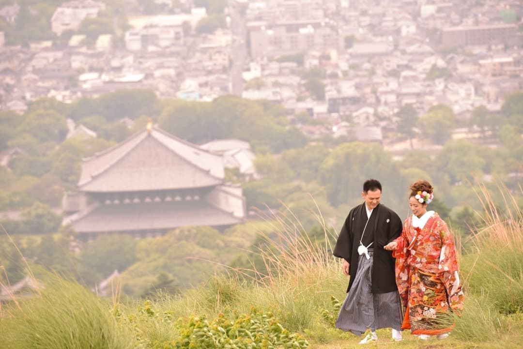 奈良公園の若草山で前撮りの新郎新婦の写真