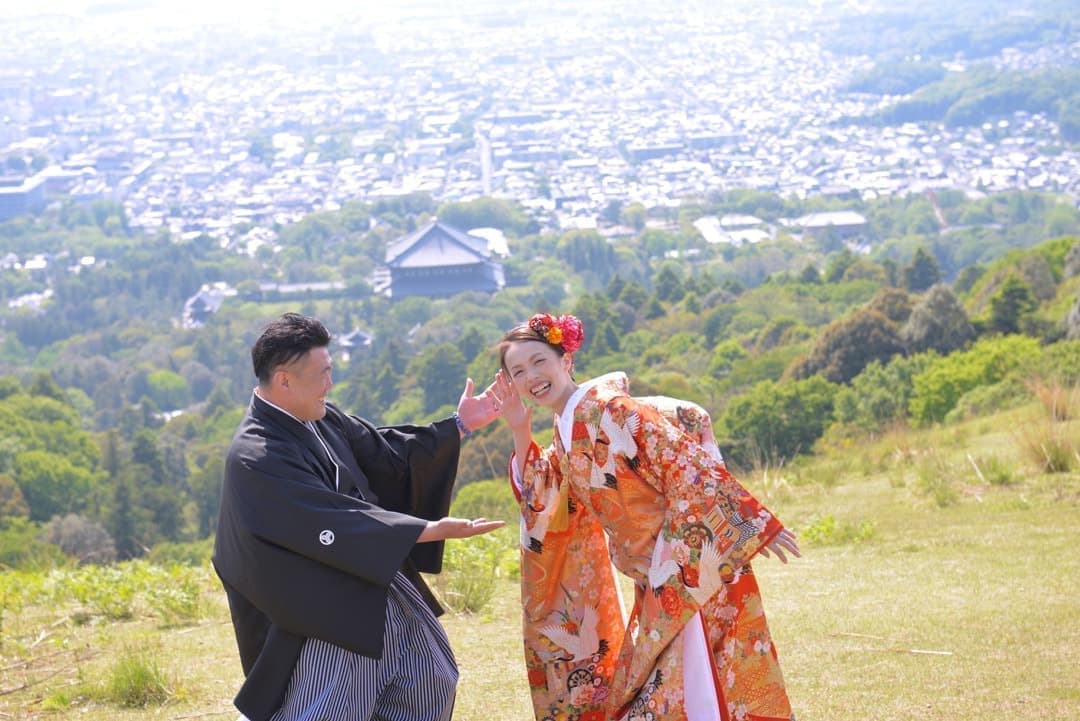 奈良公園の若草山で前撮りの新郎新婦の写真