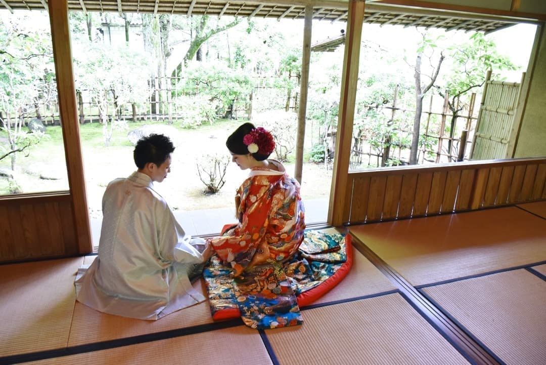 和室や日本庭園と茶室での前撮りの新郎新婦の写真