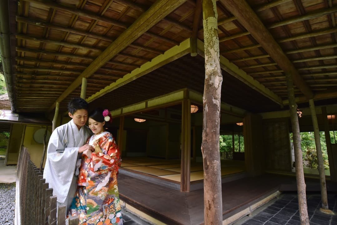 和室や日本庭園と茶室での前撮りの新郎新婦の写真