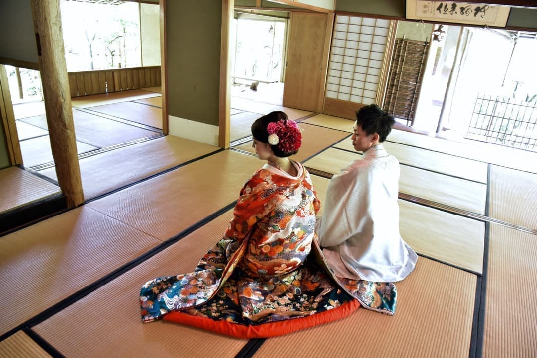 和室や日本庭園と茶室での前撮りの新郎新婦の写真