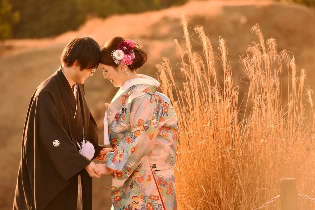 奈良公園の若草山で前撮りの新郎新婦の写真