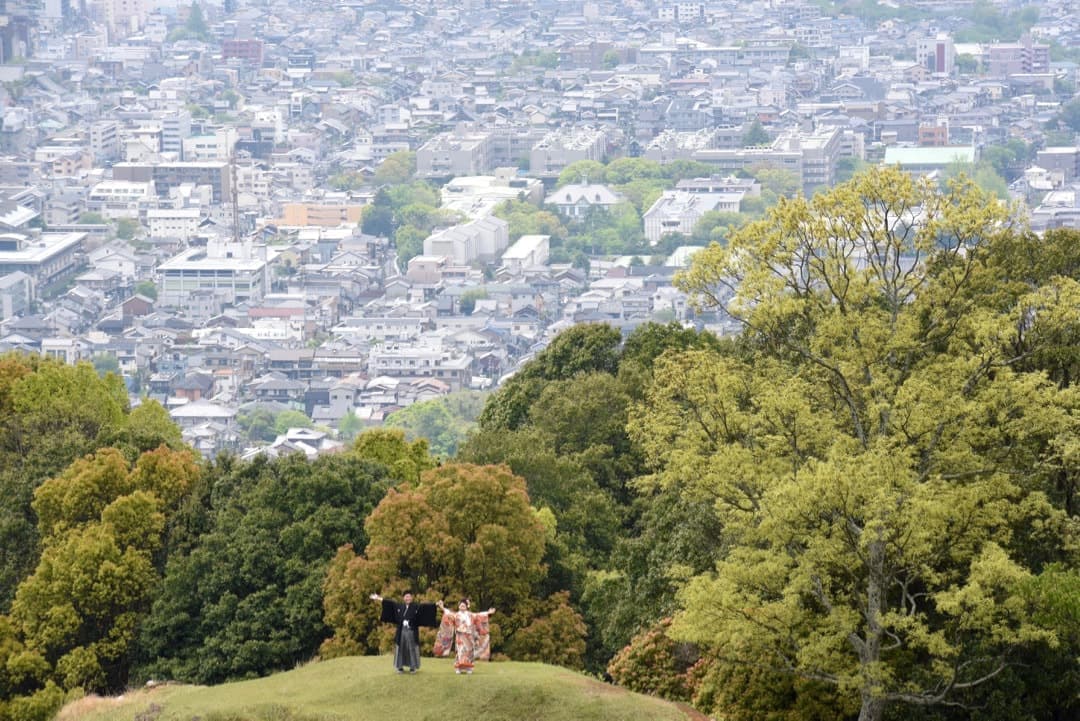 奈良公園の若草山で前撮りの新郎新婦の写真