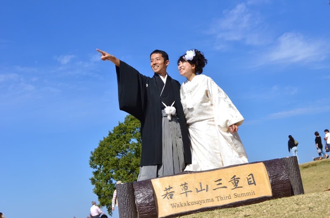 奈良公園の若草山で前撮りの新郎新婦の写真