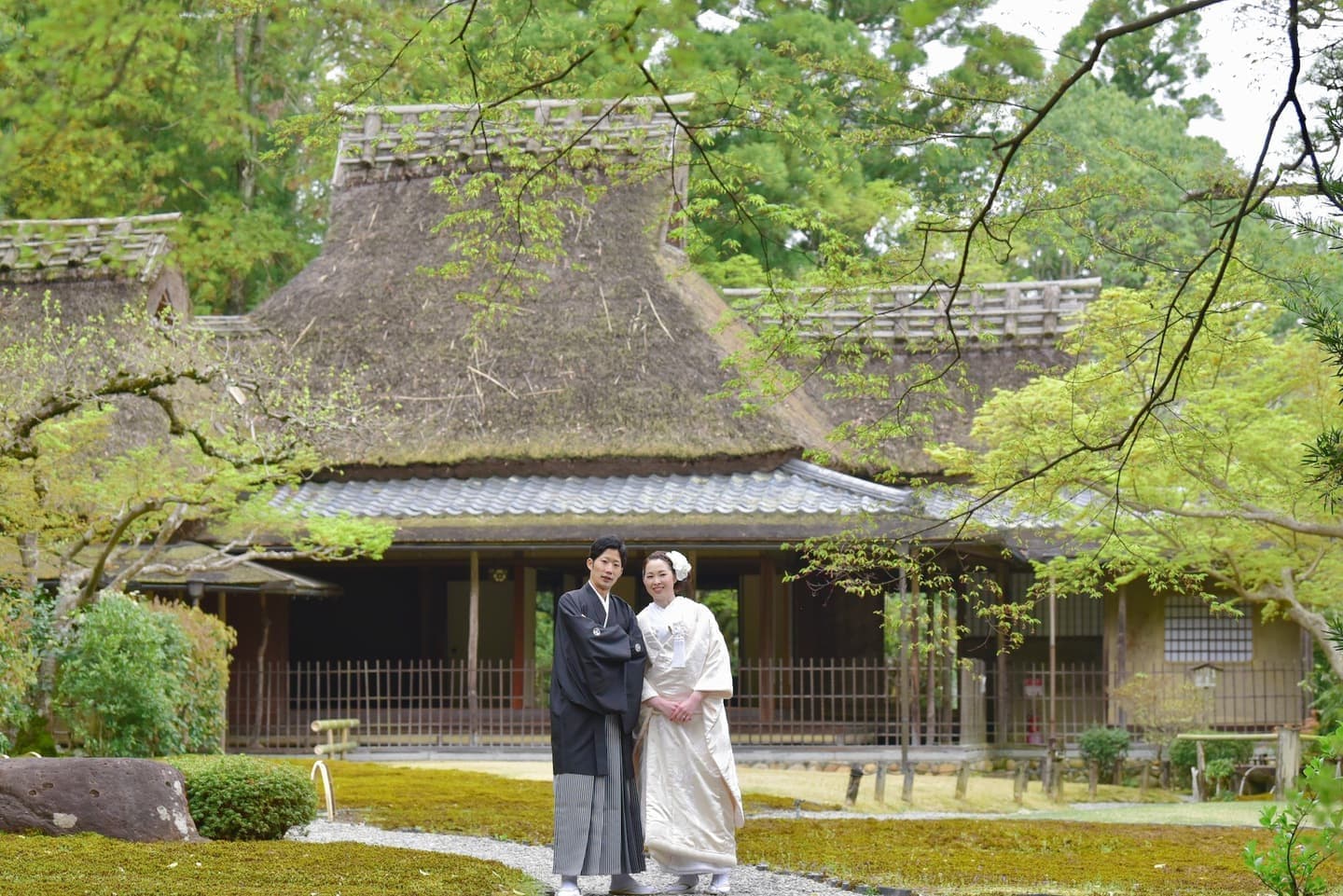 和室や日本庭園と茶室での前撮りの新郎新婦の写真