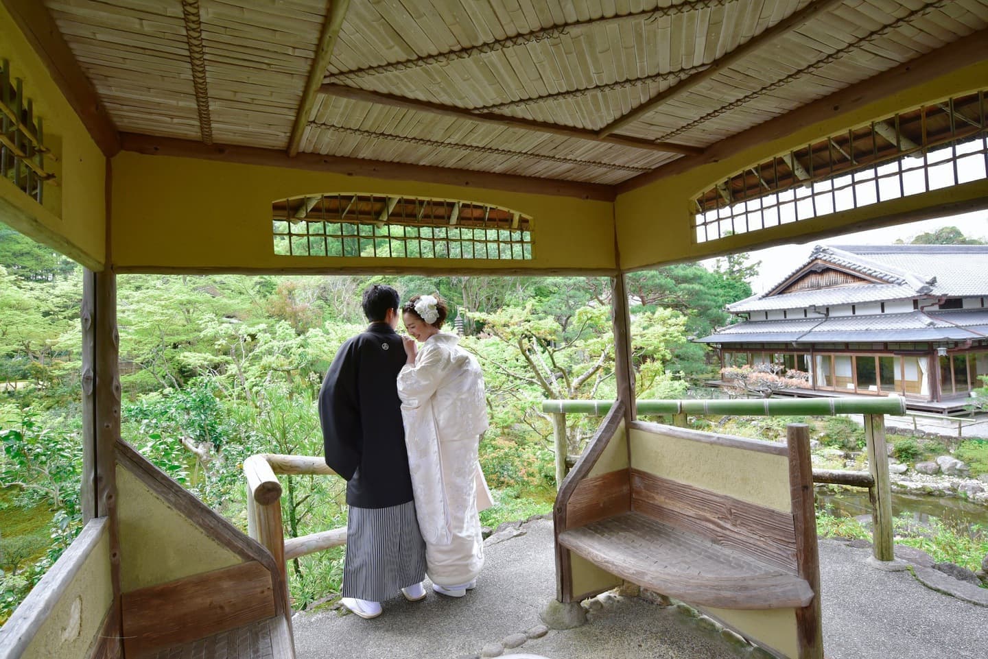 和室や日本庭園と茶室での前撮りの新郎新婦の写真