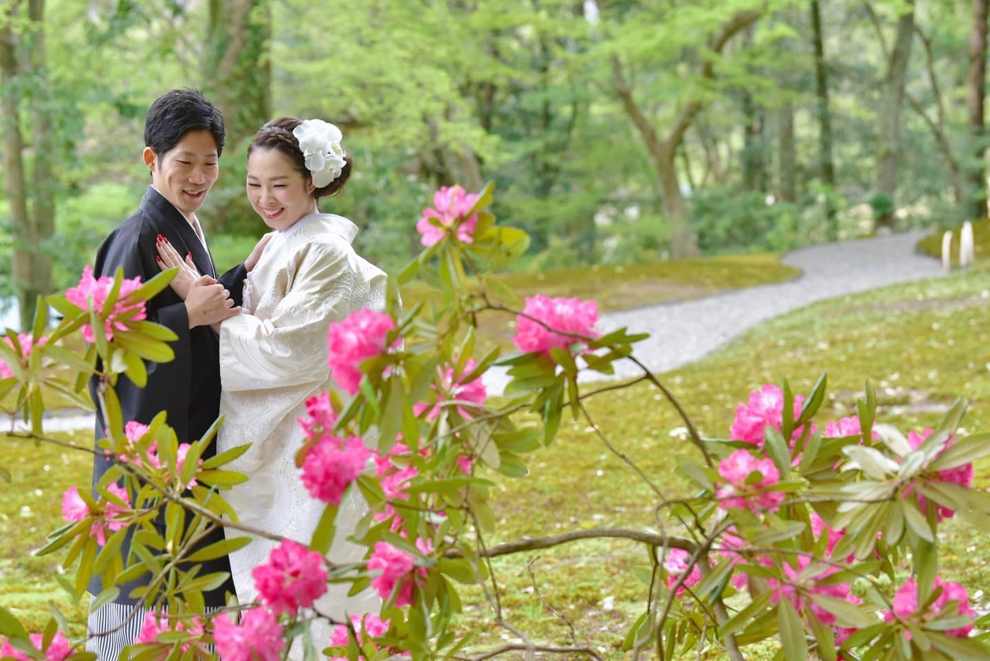 和室や日本庭園と茶室での前撮りの新郎新婦の写真