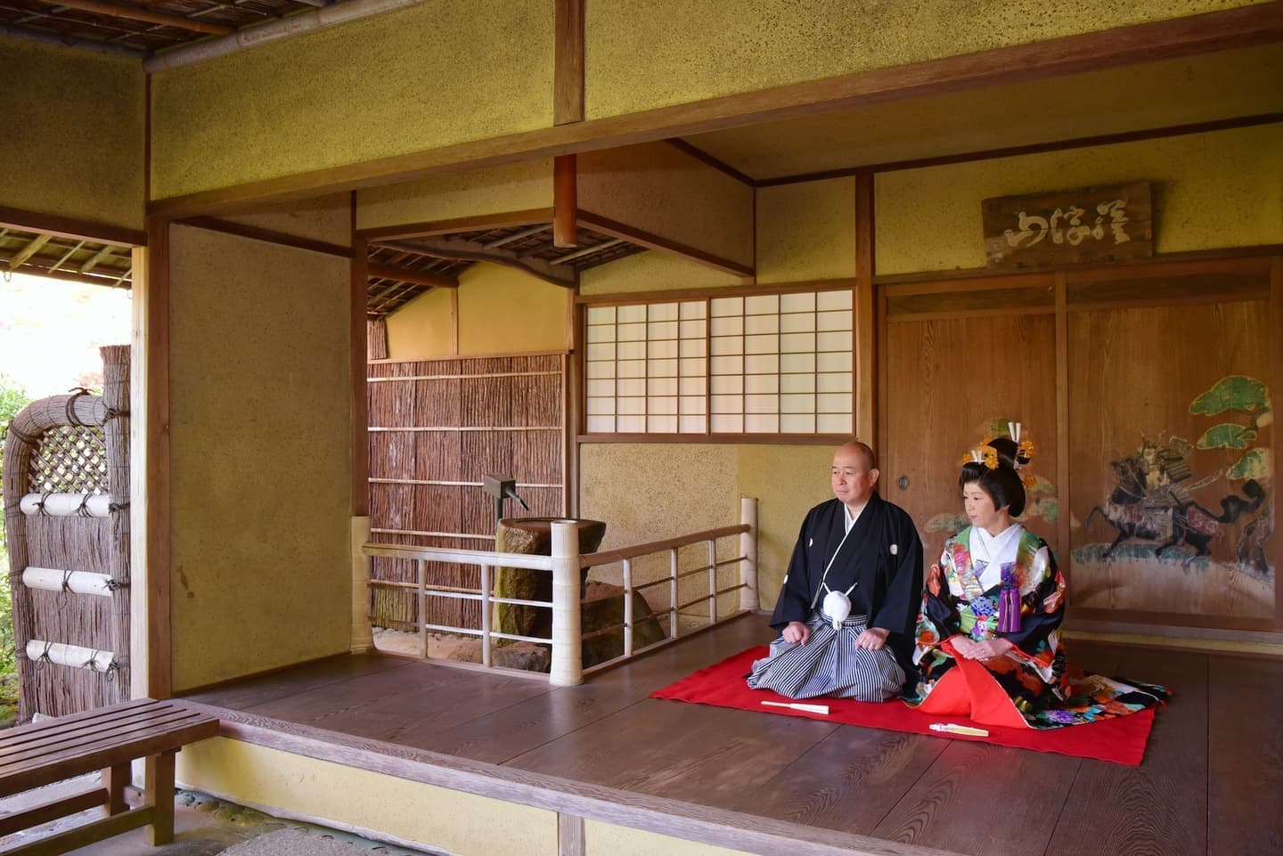 和室や日本庭園と茶室での前撮りの新郎新婦の写真