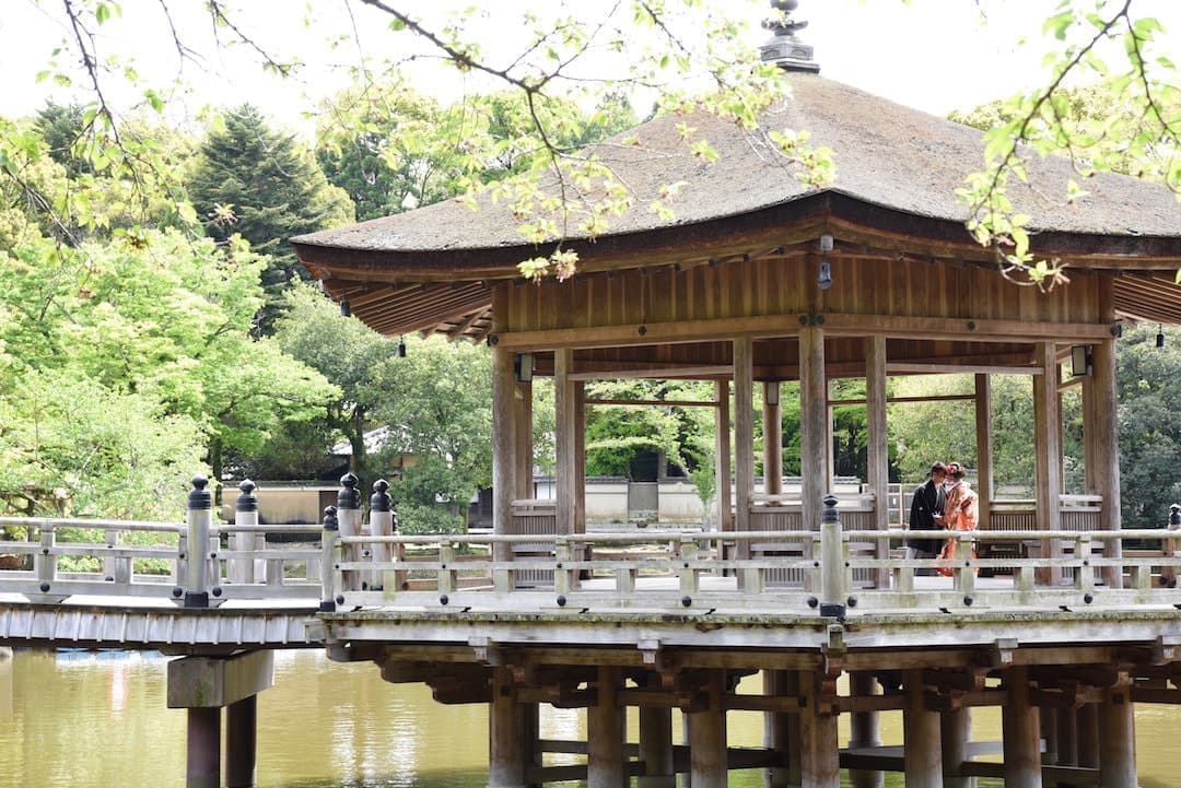 奈良の浮御堂で和装前撮りフォトウェディングをしている新郎新婦