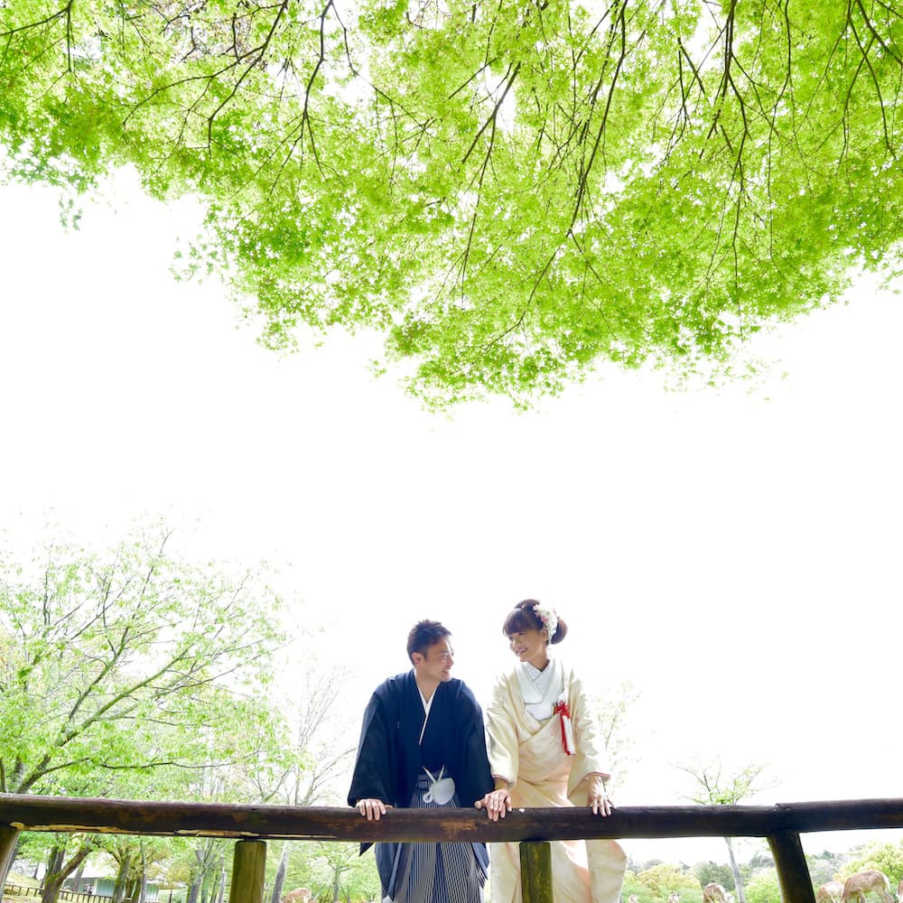 白無垢を着た花嫁様にお母様が口紅を塗ってあげている