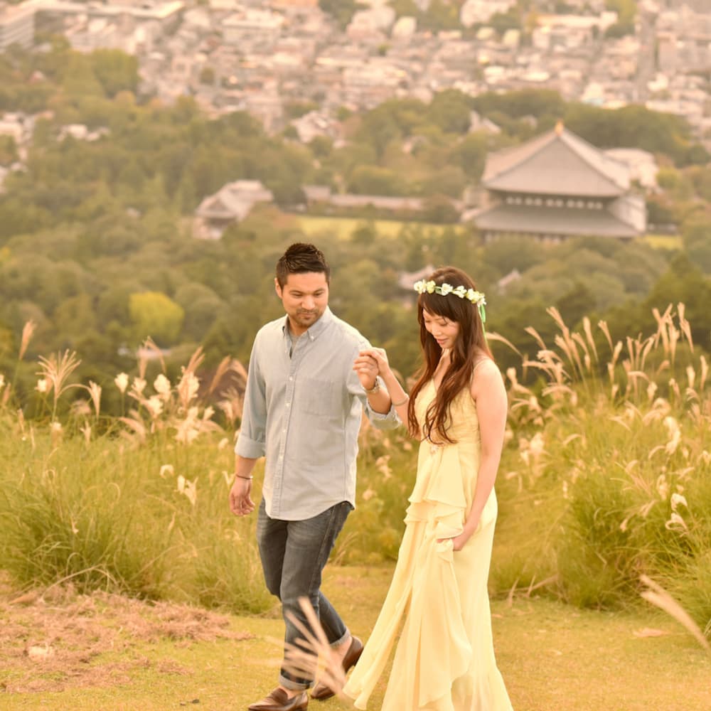 白無垢を着た花嫁様と紋付羽織袴を着た新郎様が神社で結婚式を挙げている