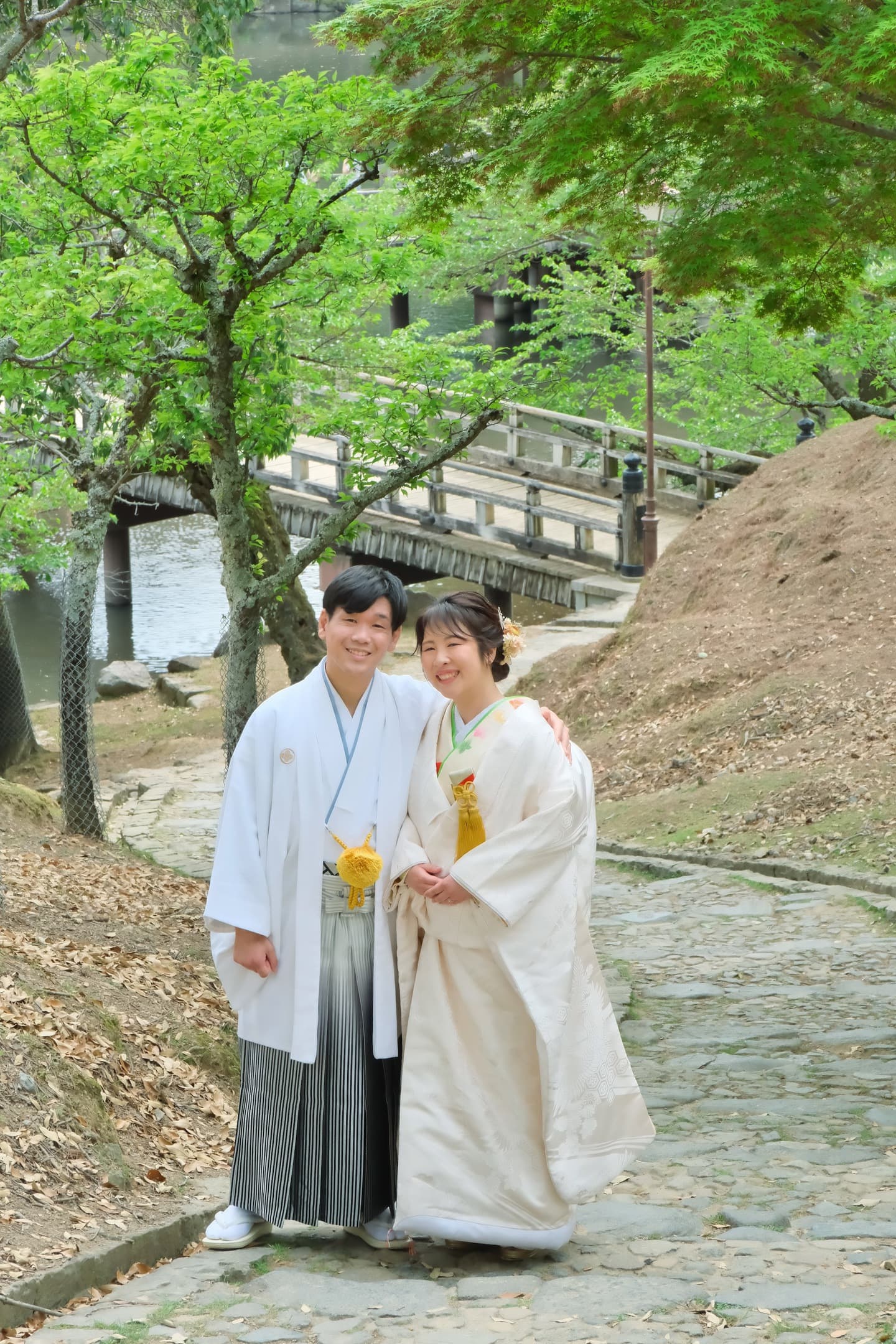 奈良の浮御堂で和装前撮りフォトウェディングをしている新郎新婦