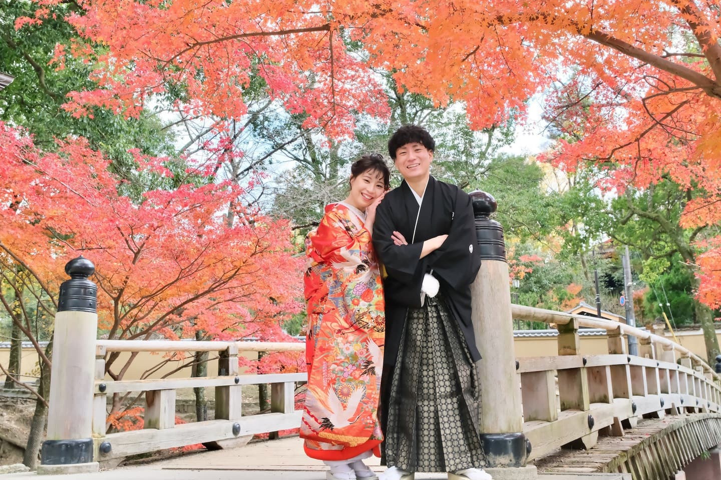 奈良の浮御堂で和装前撮りフォトウェディングをしている新郎新婦